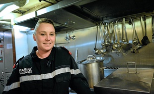 Le quartier-maître, Priscilla Cluzel, cuisine des repas très variés à bord.